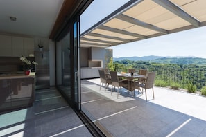 Sliding windows from the kitchen to the terrace