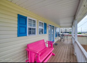 Spacious covered deck for Sunset views