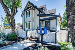 Home Entrance | Self Check-In | 2,650 Sq Ft