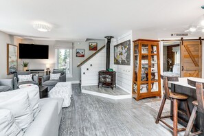 Living Room | Smart TV w/ Cable