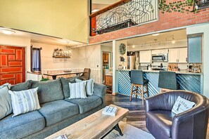 Living Room | Smart TV w/ Netflix & Cable