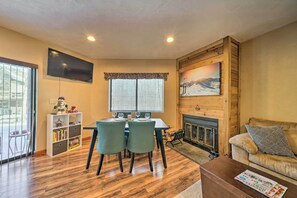 Living Room | Smart TV | Wood-Burning Fireplace (Wood Provided)