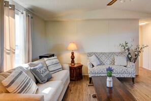 Living Room | Free WiFi | Central A/C