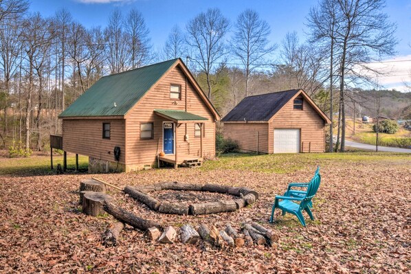 Blue Ridge Vacation Rental | 1BR + Loft | 1BA | 2 Steps for Entry | 960 Sq Ft