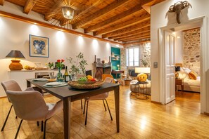 Un grand salon/ salle a manger pour vos moment de convivialité.