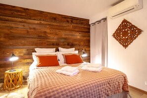 Chambre avec un lit queen size. Climatisation. Triple vitrage. 