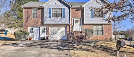 Lithonia Vacation Rental | 3BR | 2BA | 2,000 Sq Ft | 1 Flight of Stairs
