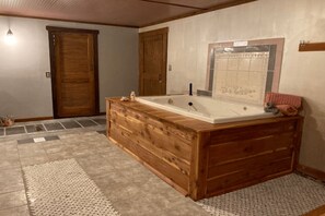 Jacuzzi Tub for 2
