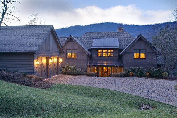 Serene mountain-view home, perfect for tranquil retreats and nature escapes.