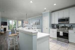 Gorgeous Kitchen w/ new appliances