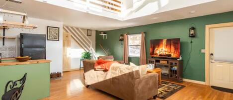 The Rustic Loft Cabin, newly renovated,open with plenty of natural and skylights