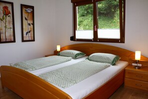 Ferienwohnung Hochparterre mit 65qm, 2 Schlafzimmer, 1 Wohn-/Schlafzimmer für max. 5 Personen-Schlafzimmer mit Doppelbett