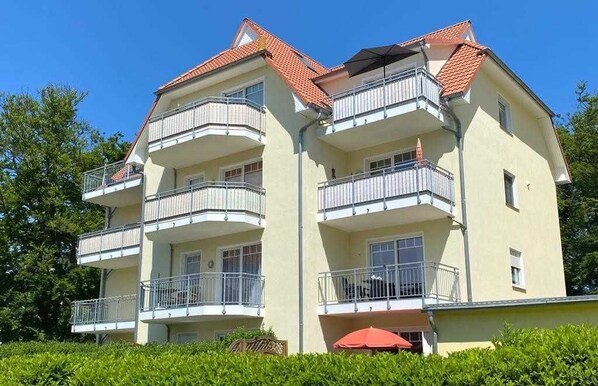 Außenanlage Balkonseite
