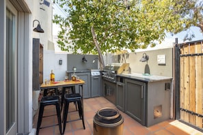 Private patio, 4 burner grille, mini fridge/freezer, smokeless fire pit, smoker.