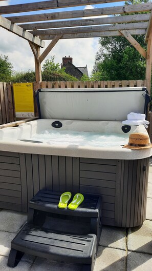6 person hot tub.