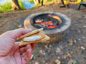 Beautiful spot, clean home, we loved the fire pit and canoe! -Elise
