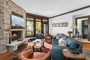 Living Room, Indoors, Furniture, Home Decor, Couch
