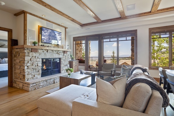 Living Room, Indoors, Furniture, Couch, Fireplace