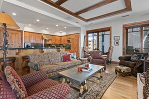 Home Decor, Indoors, Living Room, Furniture, Couch