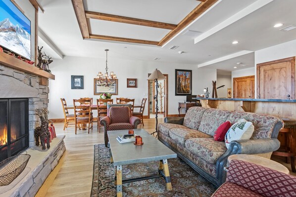 Home Decor, Indoors, Living Room, Furniture, Table