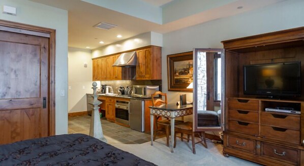 Furniture, Indoors, Room, Living Room, Screen