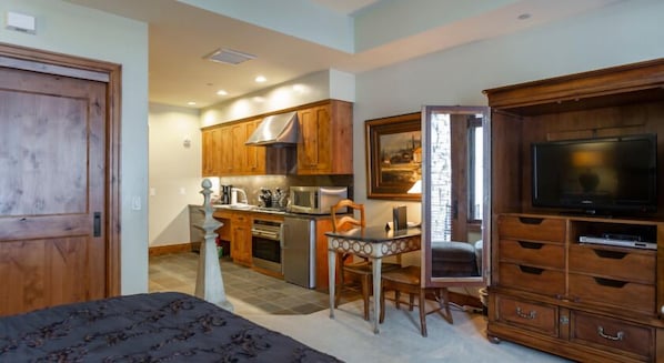 Furniture, Indoors, Room, Living Room, Screen