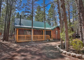 Front of 'Bear Pine Cabin'