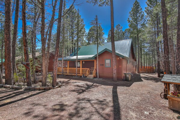 Front of 'Bear Pine Cabin'