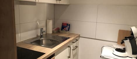 Ferienwohnung Hofblick, 24 qm, 1 Wohn-/Schlafzimmer, max. 2 Personen-Küchenzeile