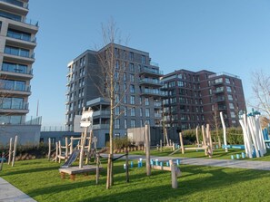 Himmel, Gebäude, Pflanze, Eigentum, Fenster, Urban Design, Tower Block, Eigentumswohnung, Freizeit, Wohngebiet