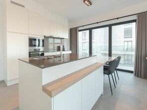 Cabinetry, Fenêtre, Table, Comptoir, Bâtiment, Chaise, Évier, Bois, Cuisine