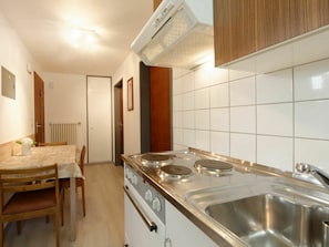 Kitchen Sink, Sink, Property, Cabinetry, Countertop, Tap, Kitchen Stove, Building, Kitchen, Plumbing Fixture