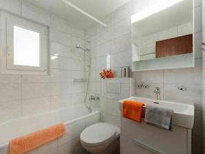 Tap, Property, Plumbing Fixture, Bathroom, Window, Sink, Interior Design, Building, Bathtub