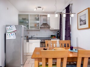 Cabinetry, Möbel, Countertop, Küchengerät, Küche, Haushaltsgerät, Holz, Herd, Sinken, Interior Design