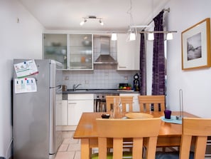 Cabinetry, Möbel, Countertop, Küchengerät, Küche, Haushaltsgerät, Holz, Herd, Sinken, Interior Design