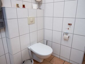 Armatur, Badezimmer, Lila, Toilette, Interior Design, Flooring, Fussboden, Linie, Wand