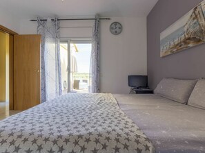 Gebäude, Möbel, Eigentum, Fenster, Bilderrahmen, Komfort, Cabinetry, Holz, Schatten, Textil