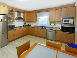 Cabinetry, Countertop, Eigentum, Sinken, Schublade, Küchengerät, Küche, Haushaltsgerät, Herd, Interior Design