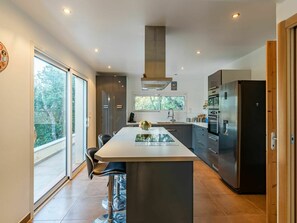 Gebäude, Cabinetry, Countertop, Möbel, Holz, Haus, Tabelle, Interior Design, Halle, Küche