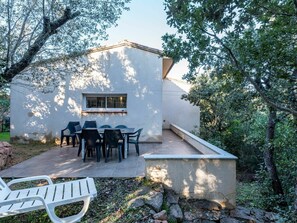 Plant, Property, Plant Community, Building, Furniture, Tree, Window, Shade, Wood, Table