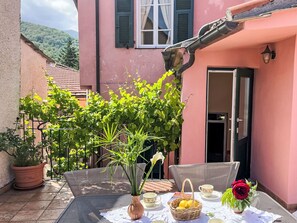Blumentopf, Rosa, Zimmerpflanze, Stuhl, Balkon, Tisch Im Freien, Gartenmöbel, Schatten, Garten