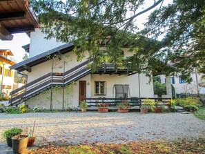 Plante, Bâtiment, Fenêtre, Botanique, Arbre, Végétation, Jaune, Surface De La Route, Quartier, Chalet