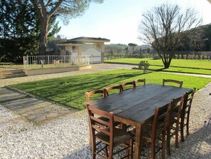 Ciel, Plante, Table, Meubles, Arbre, Feuille, Mobilier De Jardin, Chaise, Ombre, Bâtiment