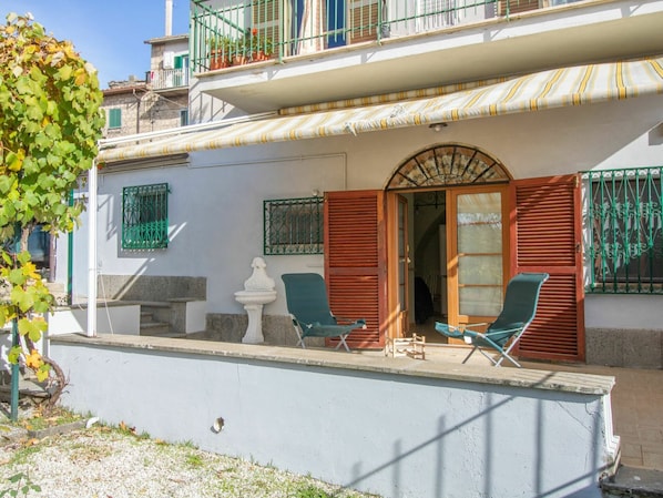 Propriété, Fenêtre, Bâtiment, Plante, Porte, Chaise, Chalet, Ombre, Quartier, Zone Résidentielle