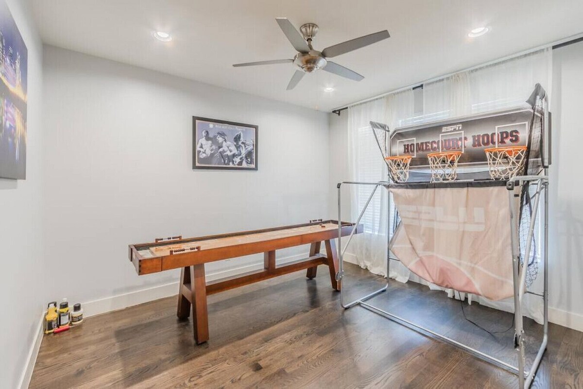 Stunning Townhome Near Uptown/Downtown/Deep Ellum with Rooftop Hot Tub and View