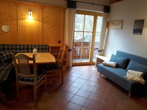 Ferienwohnung Bergzeit- 2 Per. 42qm, 1 Schlafzimmer, Holzofen, Balkon, WLAN-Das Wohnzimmer mit Eckbank und Sofa