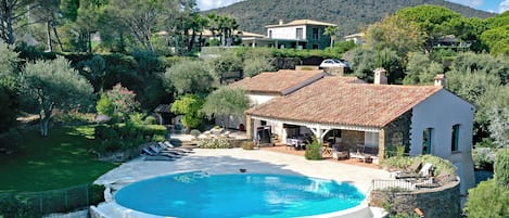 Photo de la Villa 83MAUR avec Piscine et Jardin à Sainte-Maxime