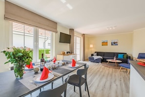 Wohnzimmer mit großer Couch