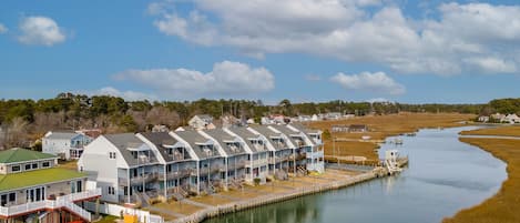 Welcome to fabulous Lighthouse Pointe on the East Side!