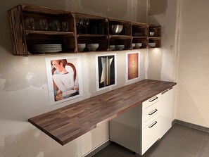 Bar mit Kühlschrank in der Küche (Spülmaschine auf der anderen Seite)